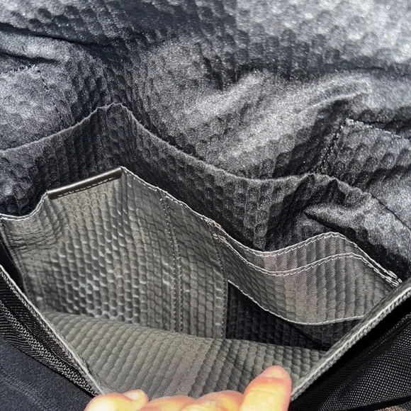 Tumi Black Messenger Bag with Adjustable Straps and Durable Fabric - Picture 7 of 7